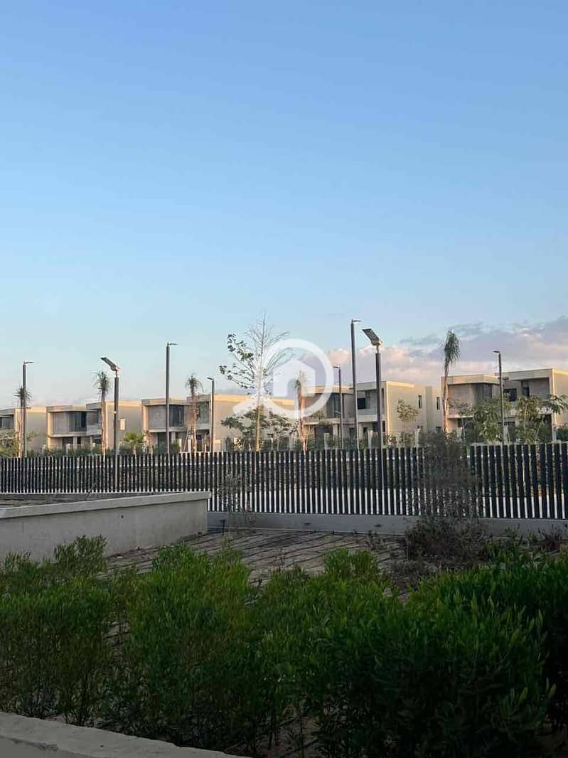 12 6d9c52d2-5b37-49e5-a7ed-7aa02dc4a483. jpg