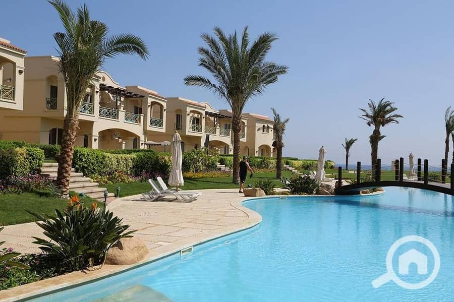 10 Swimming-pools-in-La-Vista-Topaz. jpg