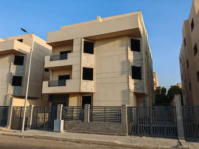 Residential Land for Sale in Shorouk City, Cairo - عمارة للبيع 650 متر فى الشروق تم التصالح على الروف و البازمنت