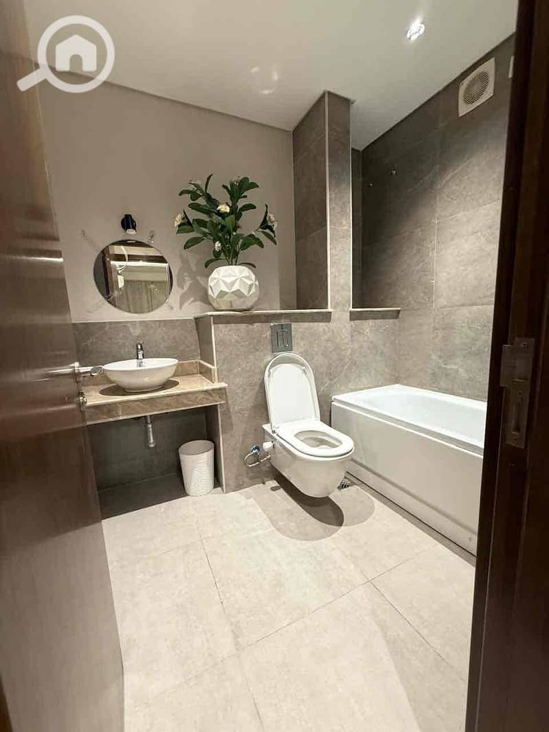 4 716b159d-17ec-4139-b958-a28728300721. jpg