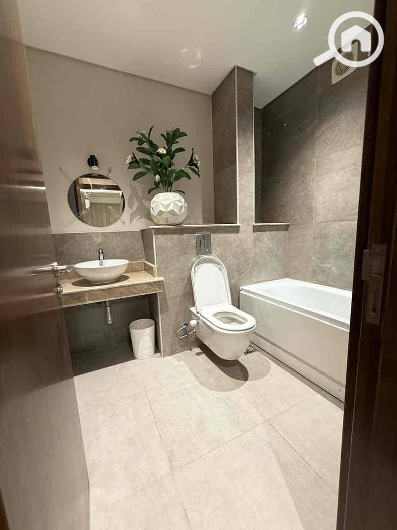 4 716b159d-17ec-4139-b958-a28728300721. jpg