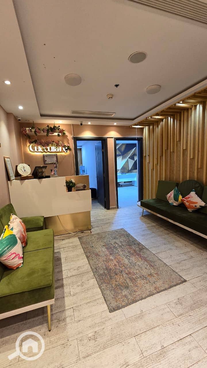 3 695a98fb-7a26-4b08-83e2-300e40755d51. jpeg