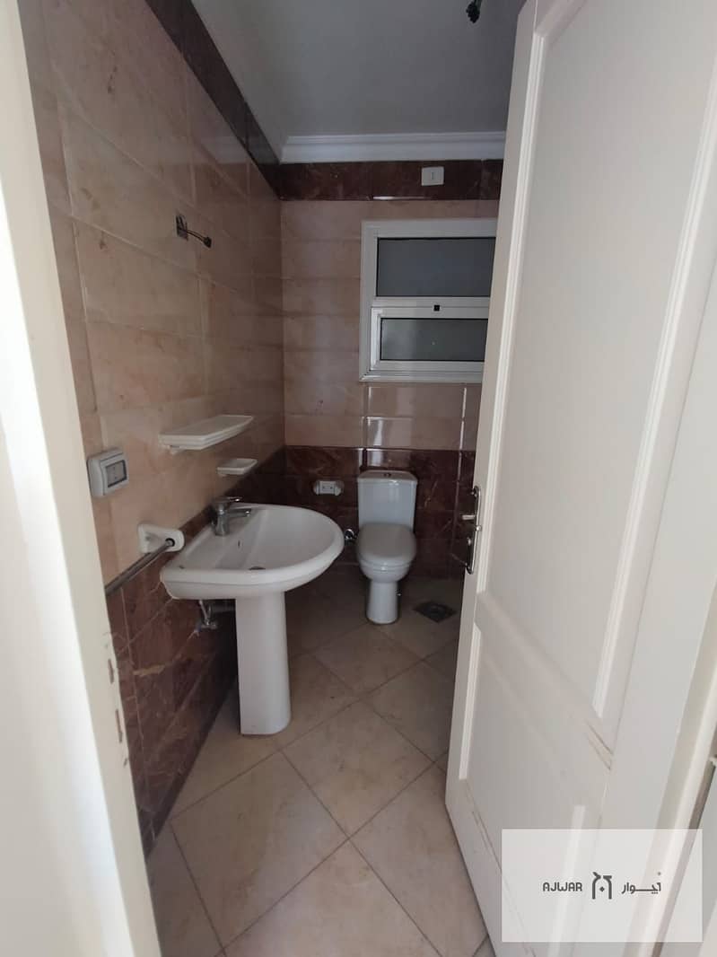 10 ded7244f-c2c6-4c4f-b5aa-8dacb6a93272. jpg