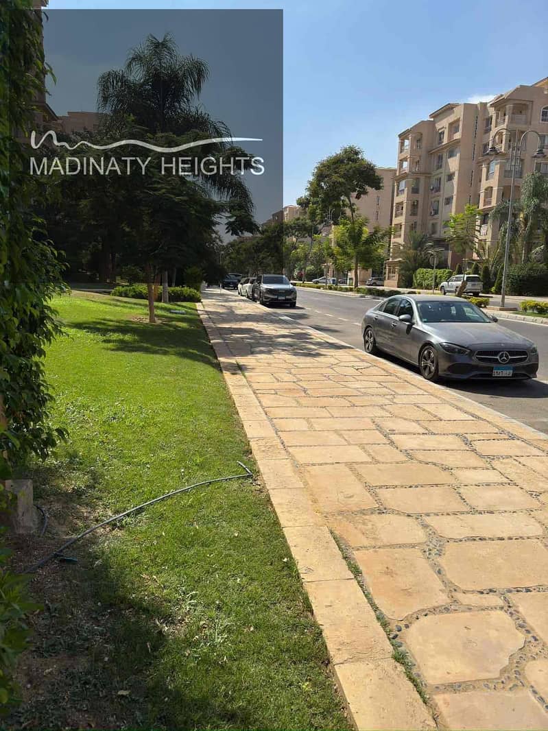 2 e732cf50-5d07-46d1-a503-562e440a49f0. jpg