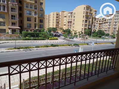 2 Bedroom Apartment for Sale in Madinaty, Cairo - شقه لقطه للبيع يطل علي الشارع الرئيسي وايضا الممشي الجانبي