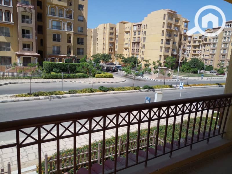 شقه لقطه للبيع يطل علي الشارع الرئيسي وايضا الممشي الجانبي