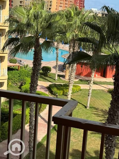 شاليه 2 غرفة نوم للبيع في الساحل الشمالي، مطروح - امتلك شاليه في اميز مكان في الجولف يطل ع حمام سباحه ومساحه مميزه -_-