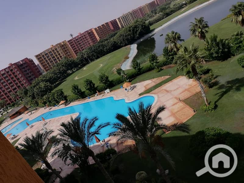 للبيع بسعر مميز شاليه 80م علي حمام السباحه والجولف بسعر مميز