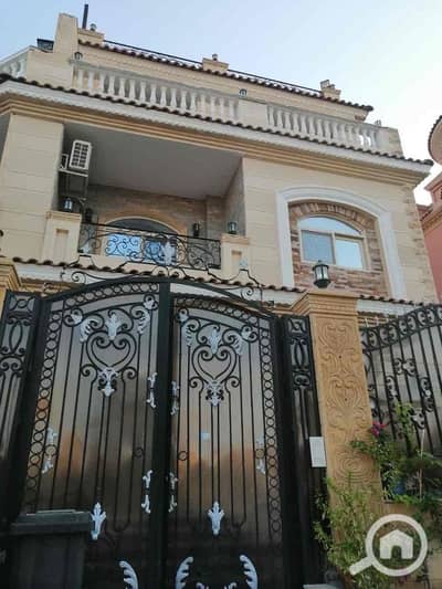 4 Bedroom Villa for Sale in Sheikh Zayed, Giza - 376a4889-674f-4526-8257-04daddfecf22. jpg
