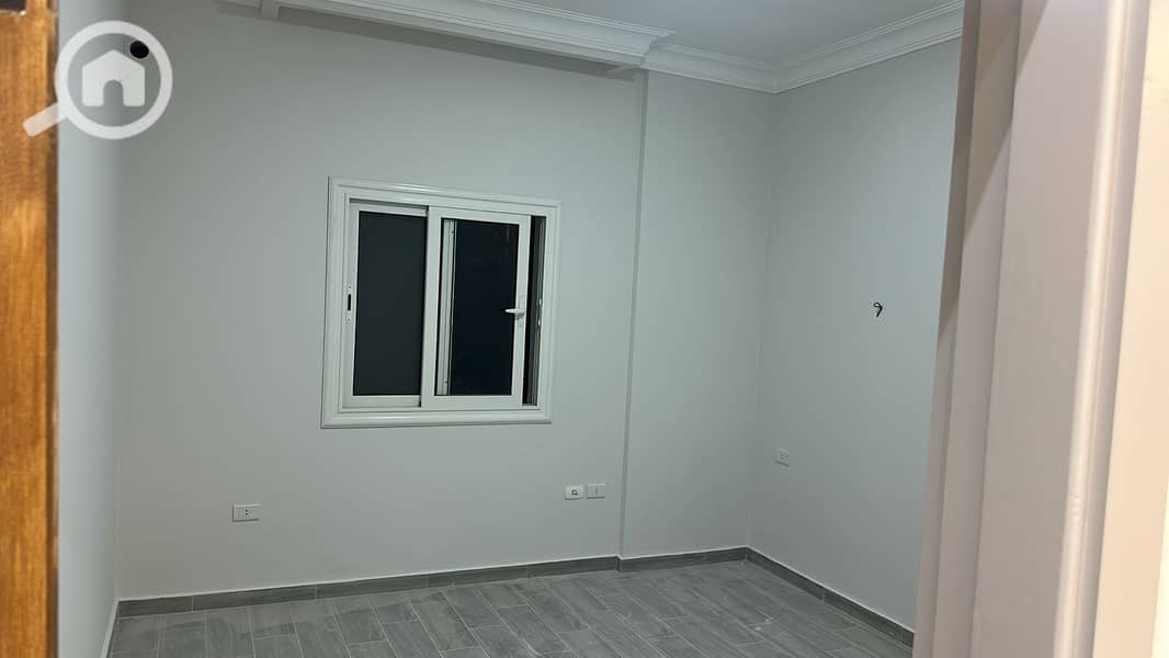 4 8a9734e9-b8b6-45a5-9b41-8e59e7c4f8b3. jpg