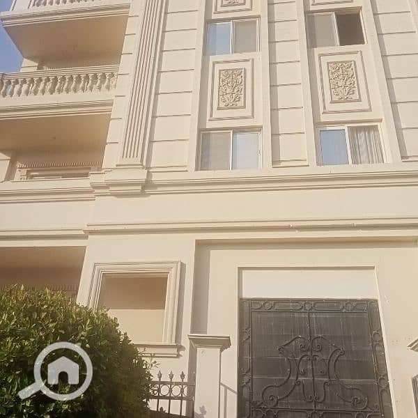For rent, a ground floor with a garden in Al-Bunafseg Villas, First Settlement, pets are allowed.