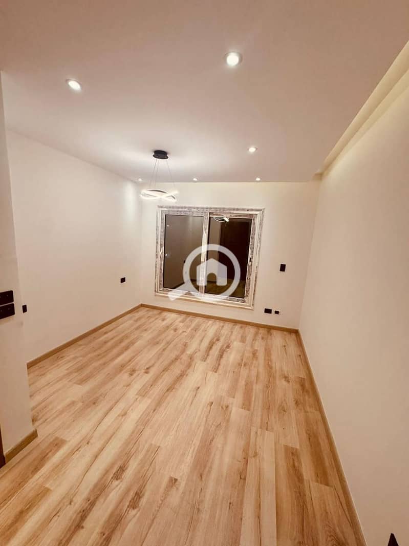 3 8df83c5f-1779-46f8-86e8-124704dd8578. jpg