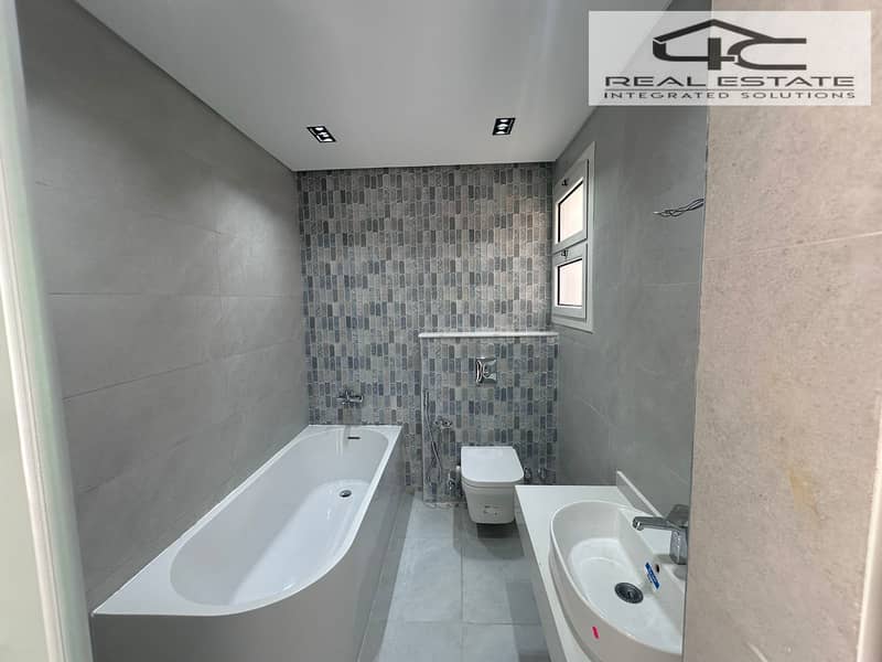 5 WhatsApp Image 2025-10-06 at 00.50. 41 (1). jpeg