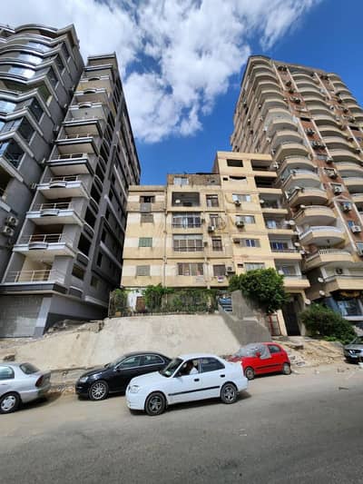 أرض سكنية  للبيع في المعادي، القاهرة - منزل على النيل مباشرة. خمسة ادوار فاضية. ثكنات المعادى
