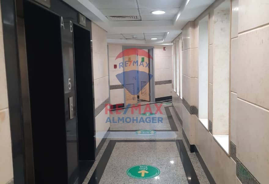 4 6e429c1d-0182-495e-8023-4db24659fb2e. jpg