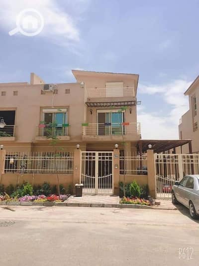 4 Bedroom Townhouse for Sale in New Cairo, Cairo - فيلا للبيع داخل كمبوند فيلات فقط داخل كمبوند ف التجمع الخامس من المالك