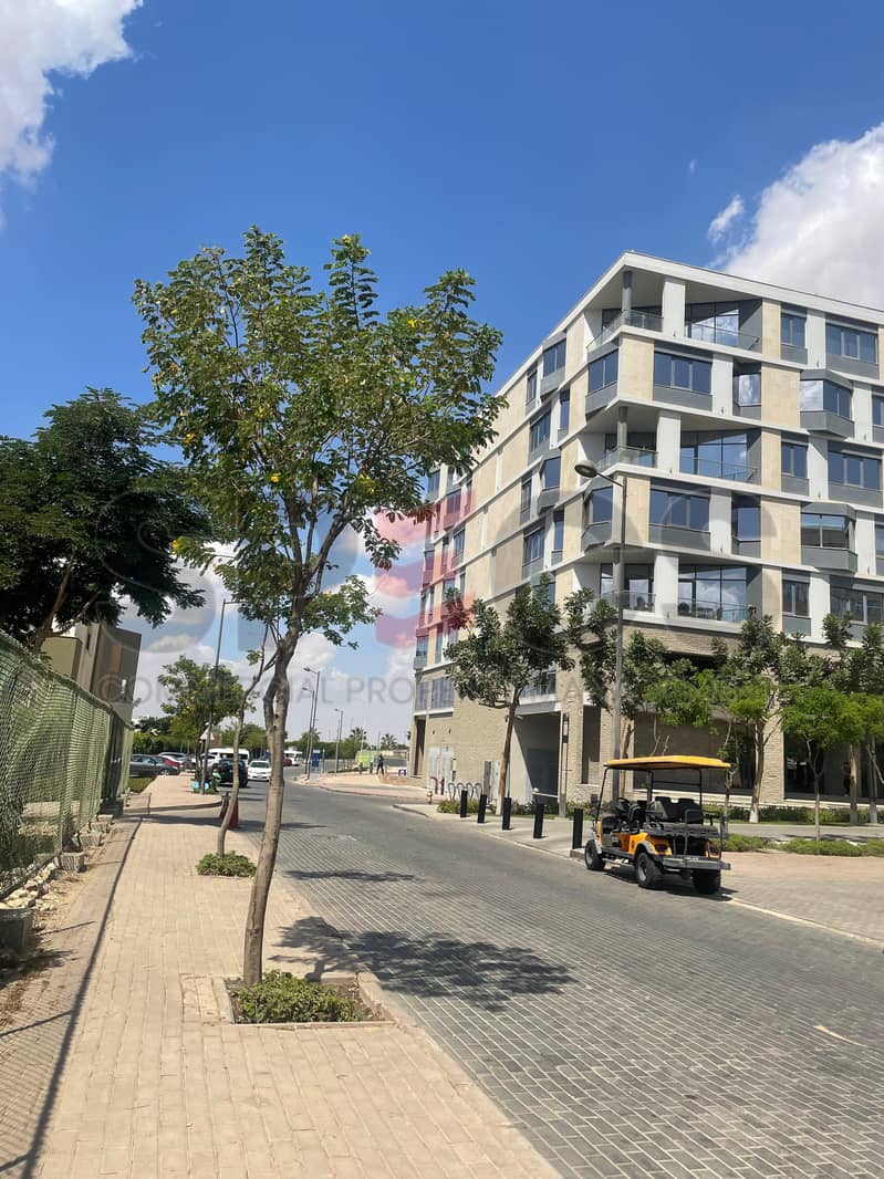 4 556d60f0-4c12-4b45-a533-32f95450e229. jpg