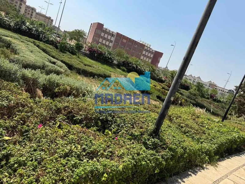 4 b8c5ddc5-3582-4adf-a534-6c8d02239e86. jpg