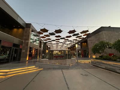 محلات تجارية  للايجار في الشيخ زايد، الجيزة - محل للايجار مساحة 100 متر في مول walk of cairo