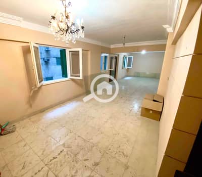 3 Bedroom Flat for Sale in Bolkly, Alexandria - 98451a4c-d49b-416d-b9a2-4ac67a485e40. jpg