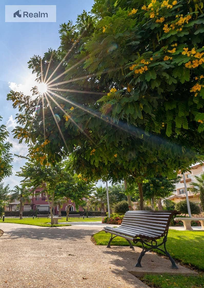 4 GREENS_SIGNATURE_BROCHURE_Page_03_Image_0001. jpg