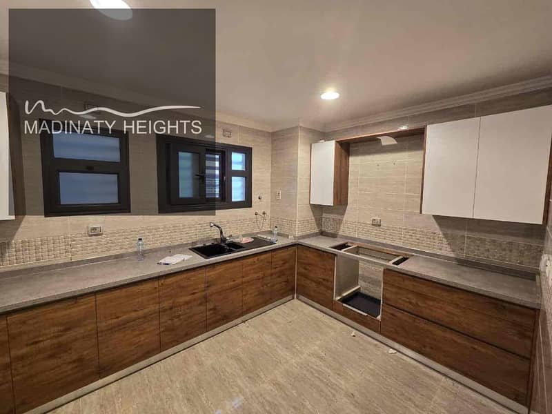 4 fd327749-8576-4e30-b46a-4341b72b3428. jpg