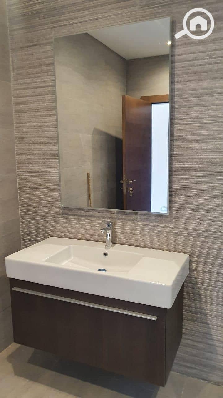 10 WhatsApp Image 2025-10-13 at 23.23. 30_e444d6dc. jpg