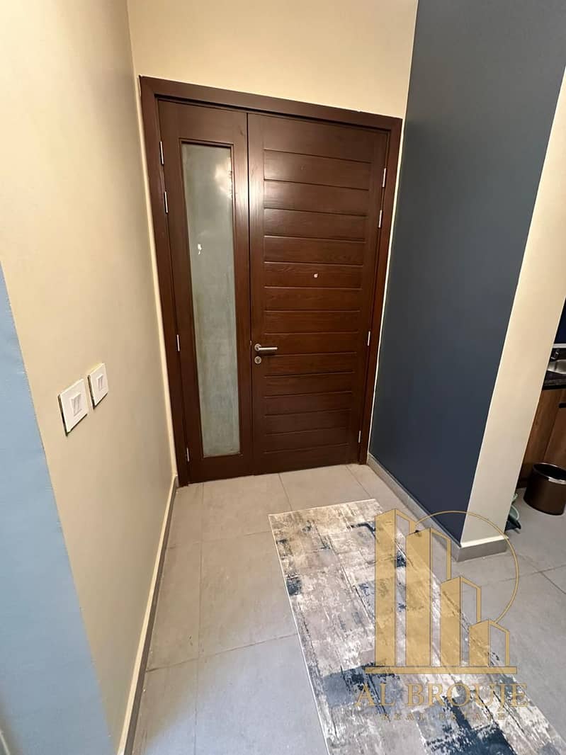 4 6e7b8704-866c-48b1-a3ac-a4b856eee9d0. jpeg