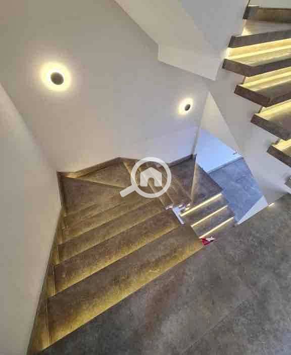 6 585d4df8-9b98-4f10-b772-3ba674e7d427. jpg