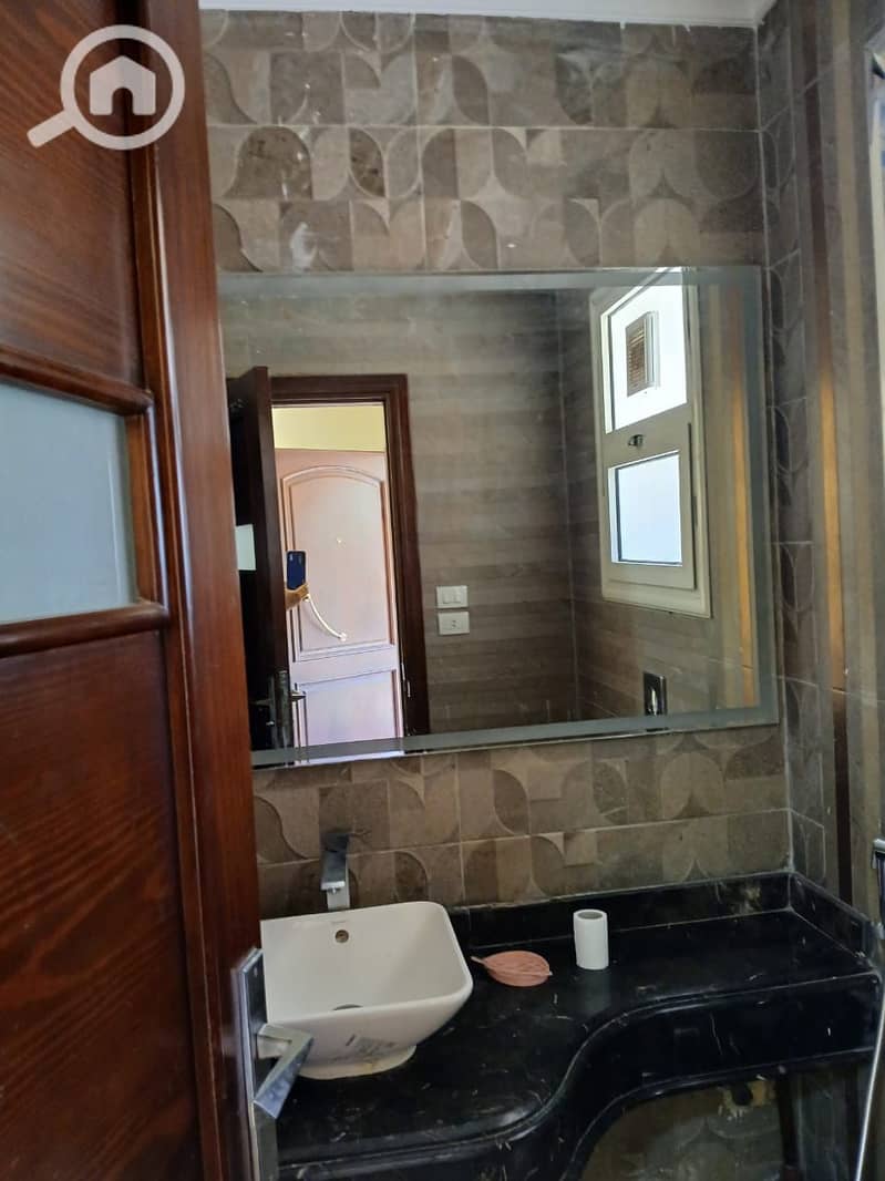 24 b5aa3178-3307-46e1-9fa9-bd27f03048fa. jpeg