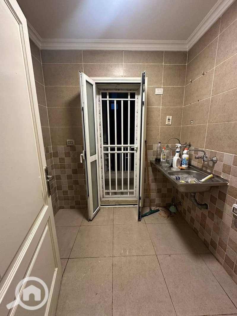 4 b2f0e2d9-12cc-4eea-b589-75eafab6a556. jpg