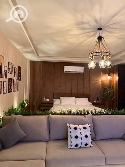 شقة 4 غرف نوم للايجار في 6 أكتوبر، الجيزة - شقة للإيجار غرب سوميد ارضي بحديقة فرش فندقي ٤ غرف موقع مميز الشيخ زايد