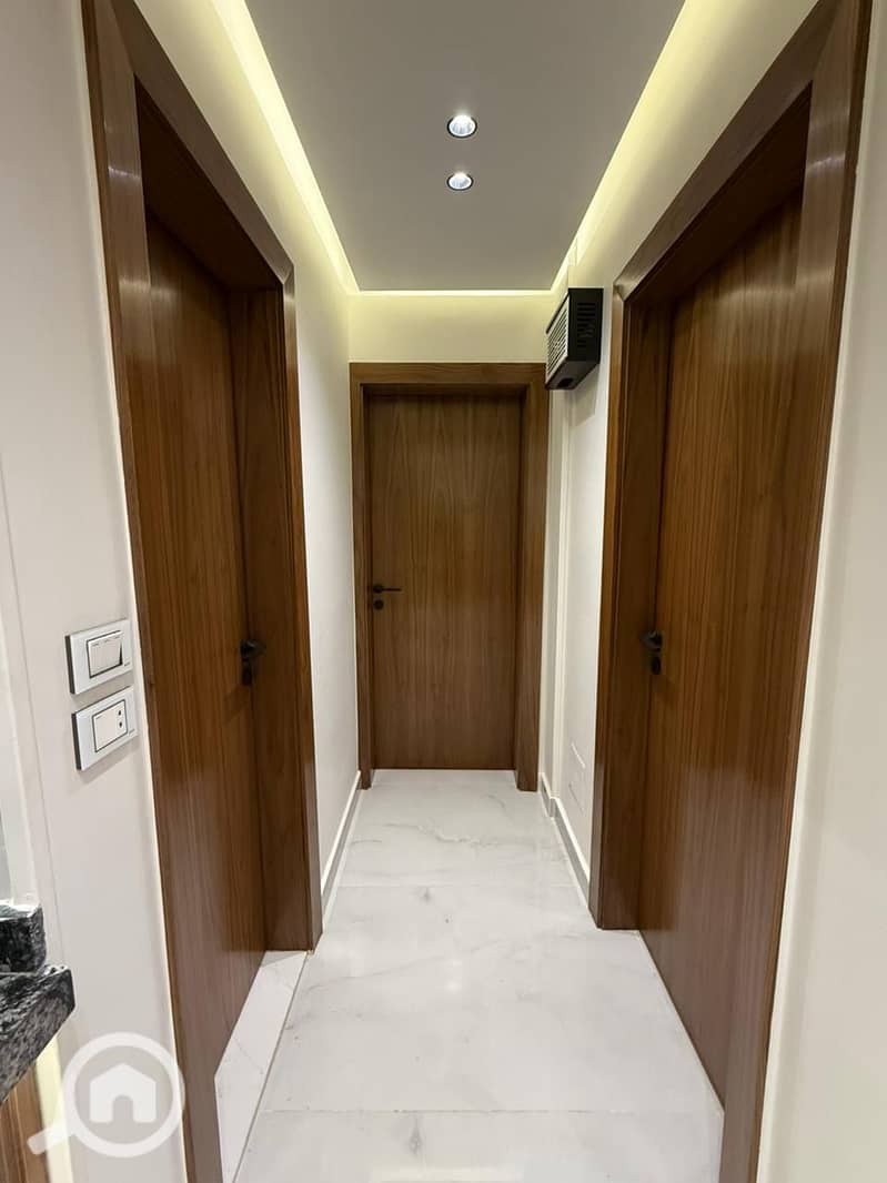 21 5fb5d2da-ad47-4bee-ba3b-52d442bd23fa. jpeg