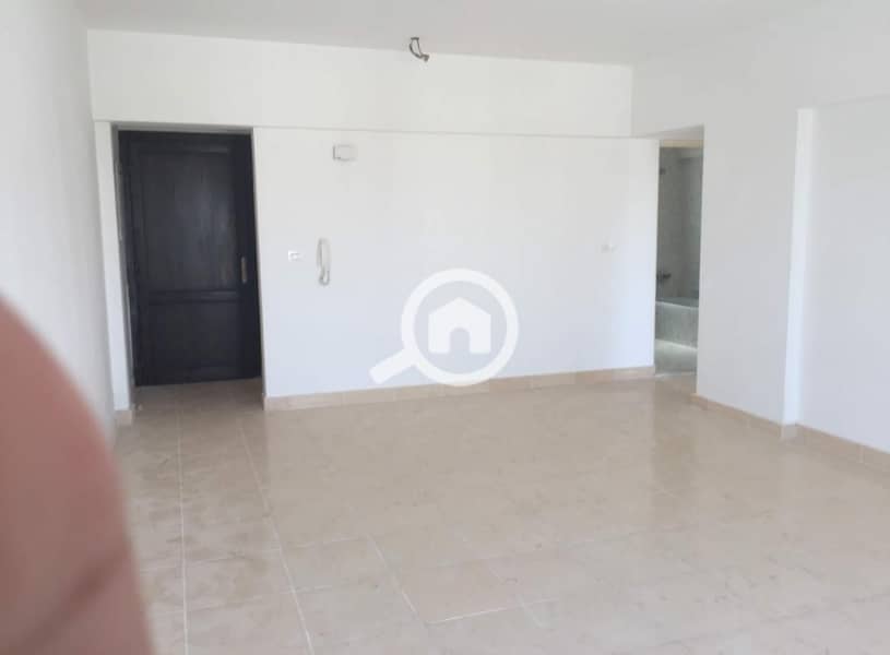 4 8b63bd06-eaa7-4918-9b47-b5614f72ba94. jpg