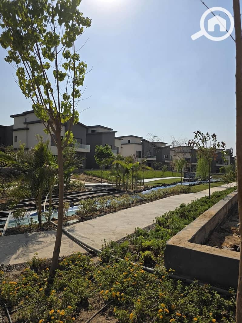 11 f47ccbc4-0814-4a66-9553-e67f17e583d8. jpg