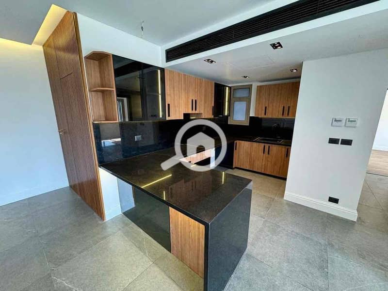 4 06c2fa74-3c8a-44c5-af6a-f6fffb7e40c8. jpg