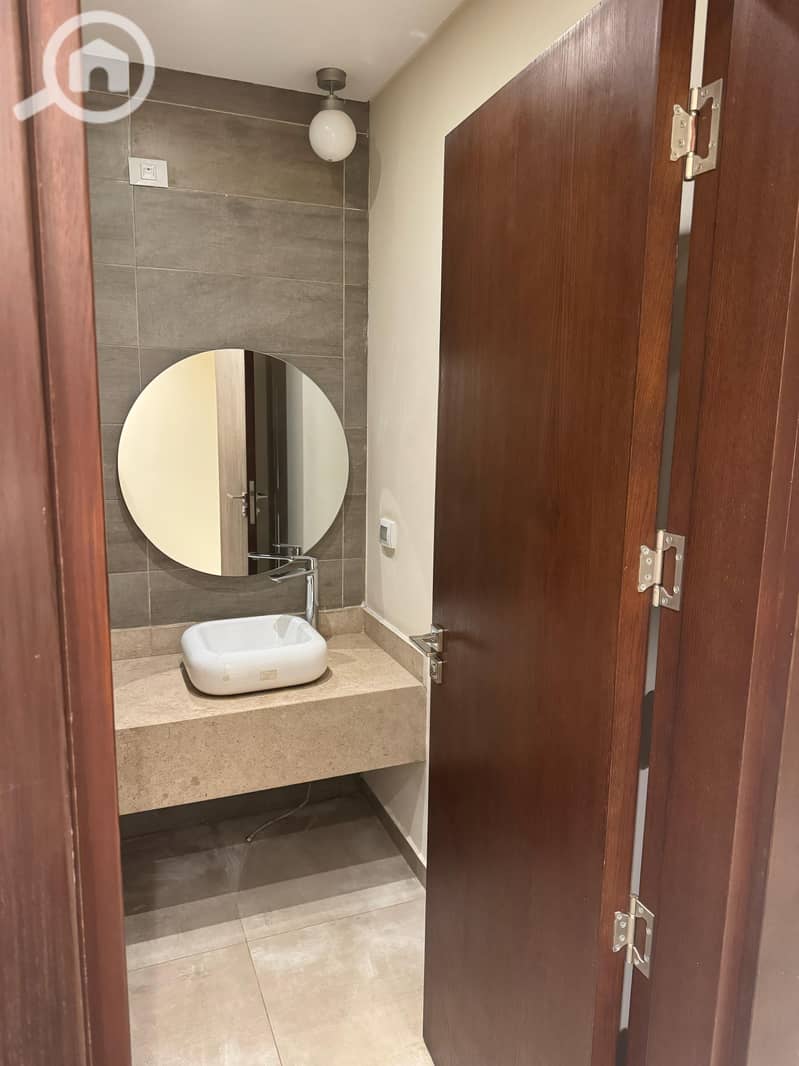 4 2c4e28cc-9dc2-429e-ab11-3ded943e4ca1. jpg