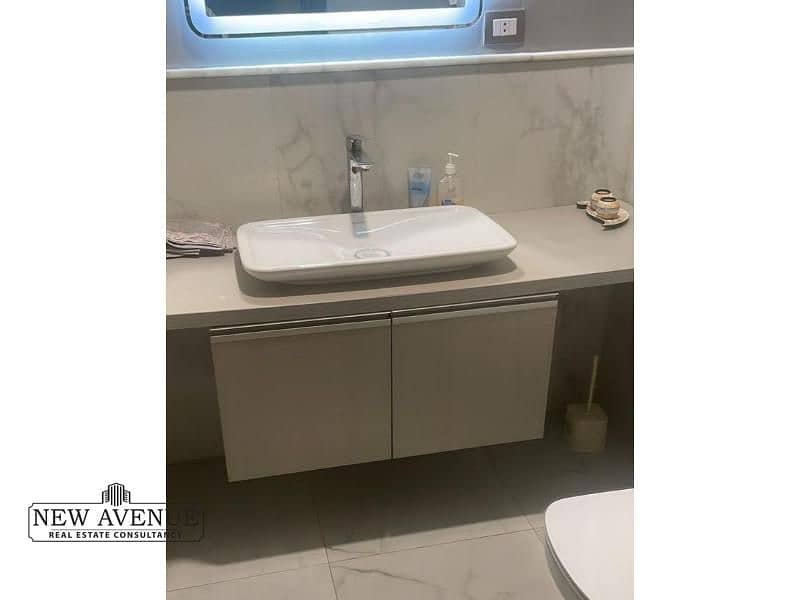 10 e307e7fc-2fc4-4a6b-9c15-ef16d42a1721. jpg