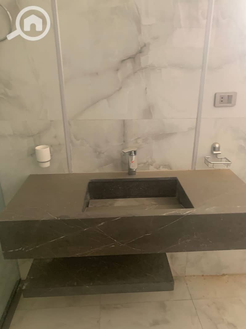 10 e56fe47c-7fe6-4828-a703-d9c821361fbc. jpg