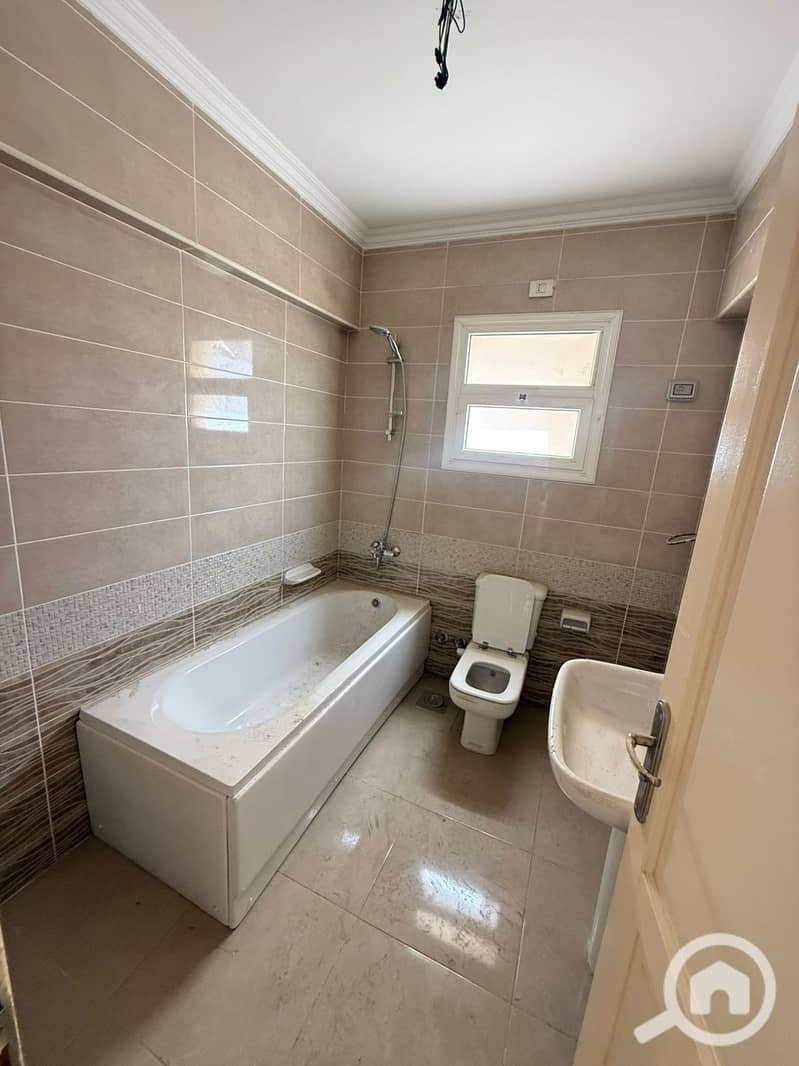 4 1f05d9ae-7c31-4ec4-a51f-ba5bf8e852f7. jpeg