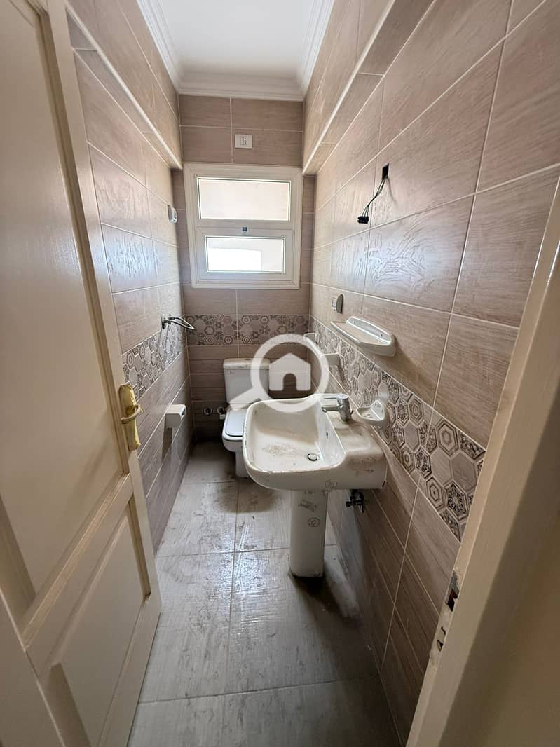 10 aab0effd-c921-4f12-9c42-3f0ccf8338d1. jpeg