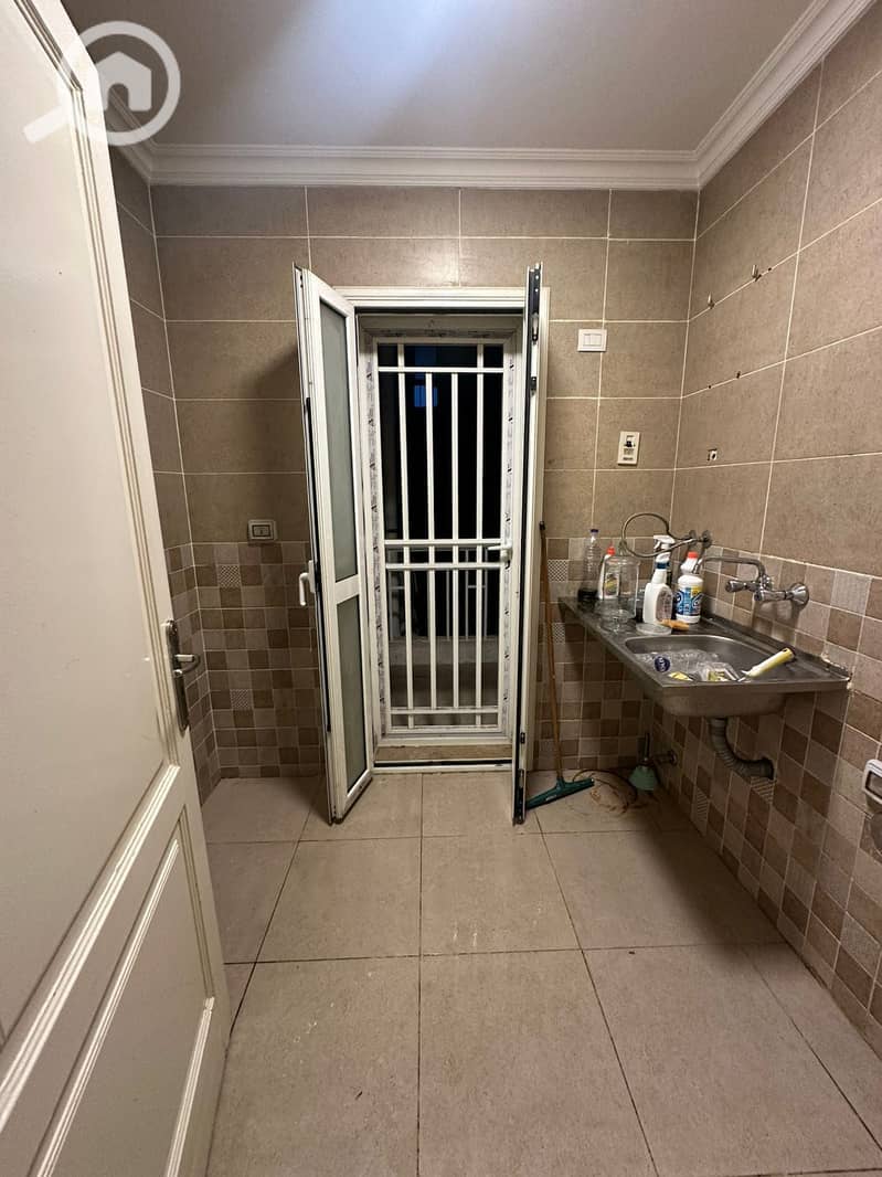 4 b2f0e2d9-12cc-4eea-b589-75eafab6a556. jpg