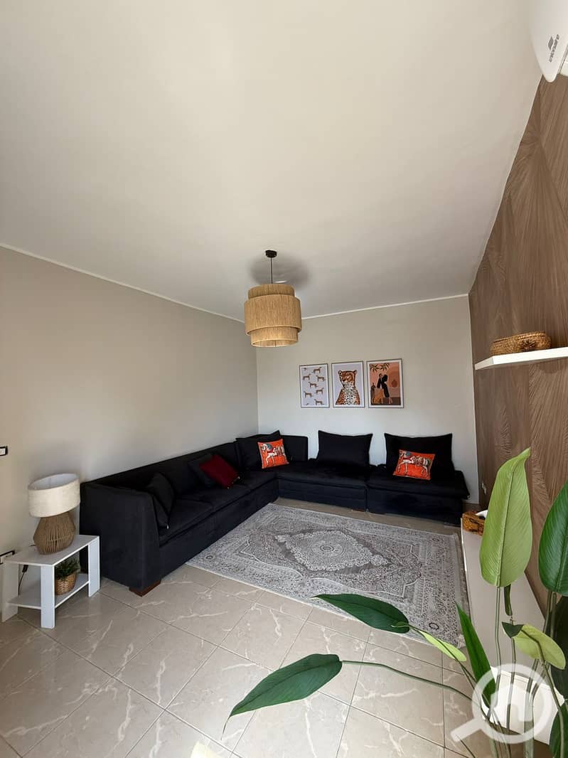 4 d779a60a-36e0-4c27-ad94-55e625a95317. jpg