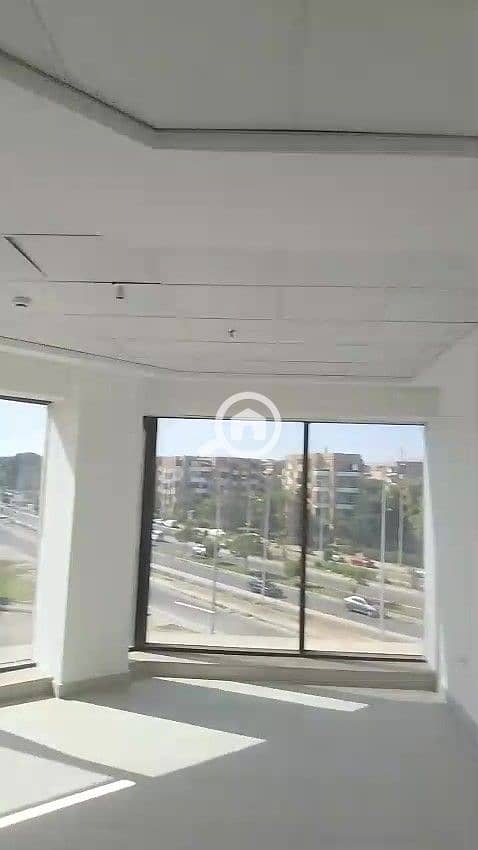 4 WhatsApp Video 2025-10-29 at 16.32. 33_2b2ba5a6 - frame at 0m5s. jpg