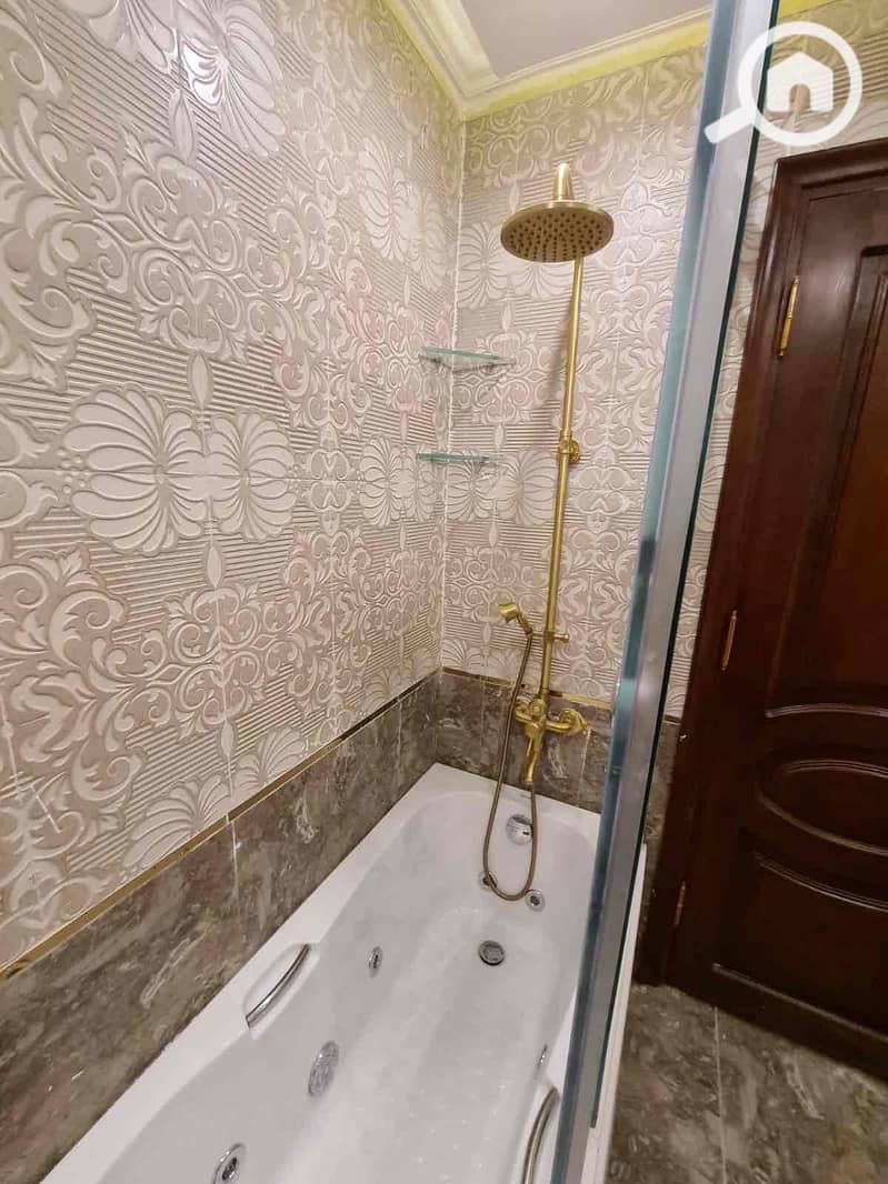 8 4e9fc8bc-a1c5-4dce-a384-bf827dc9c082. jpg