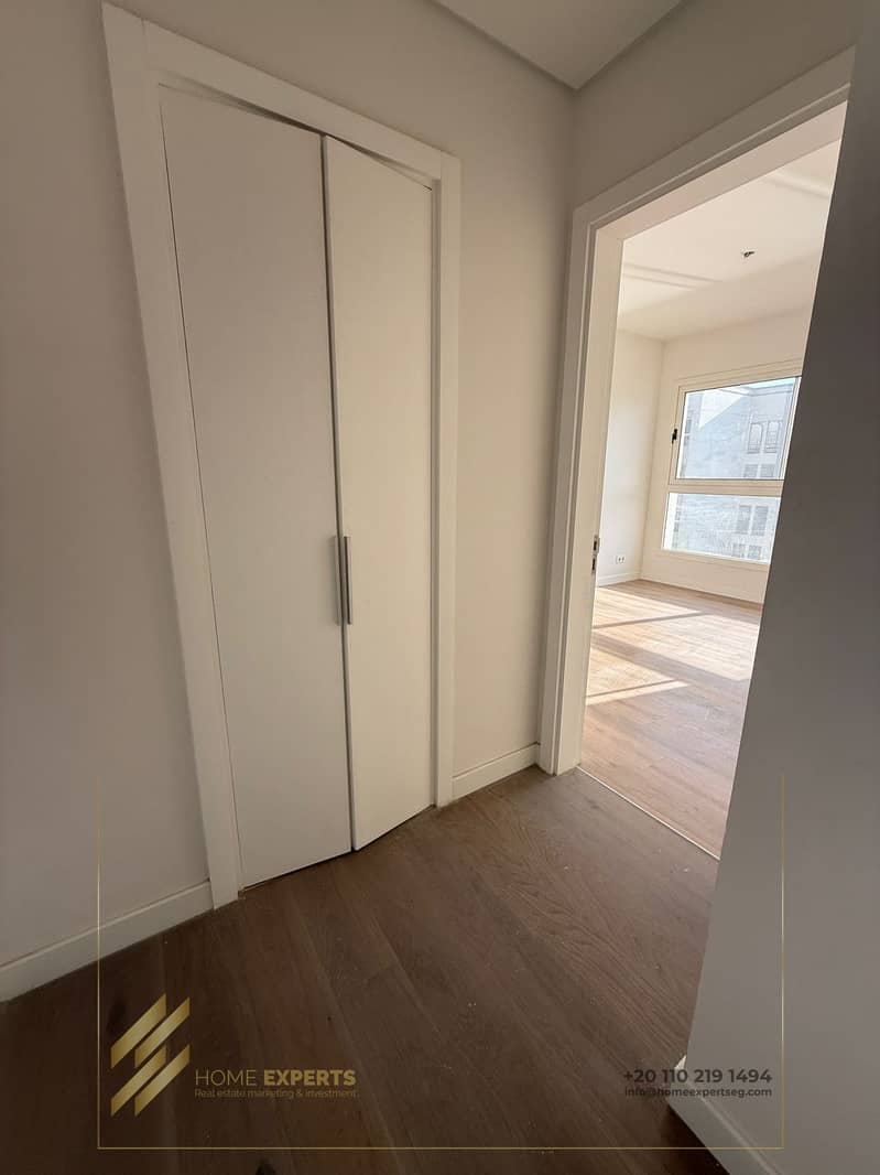 4 4c066e04-1d81-4b31-b3fe-1f9c24e1fdaf. jpg