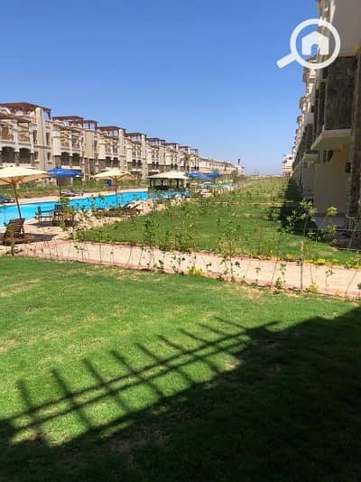 2 Bedroom Chalet for Sale in Ain Sukhna, Suez - شاليه دور ارضى 110م+60م جاردن للبيع على البسين فى قرية Blue Blue