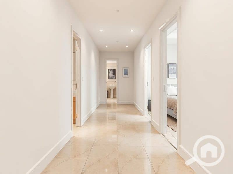 6 A well-lit, professional photograph of a clean . . . . png