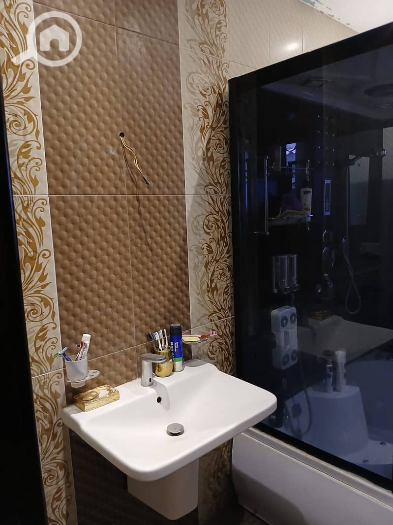 10 0784db28-4d28-40e4-a3ea-21102fd92922. jpg