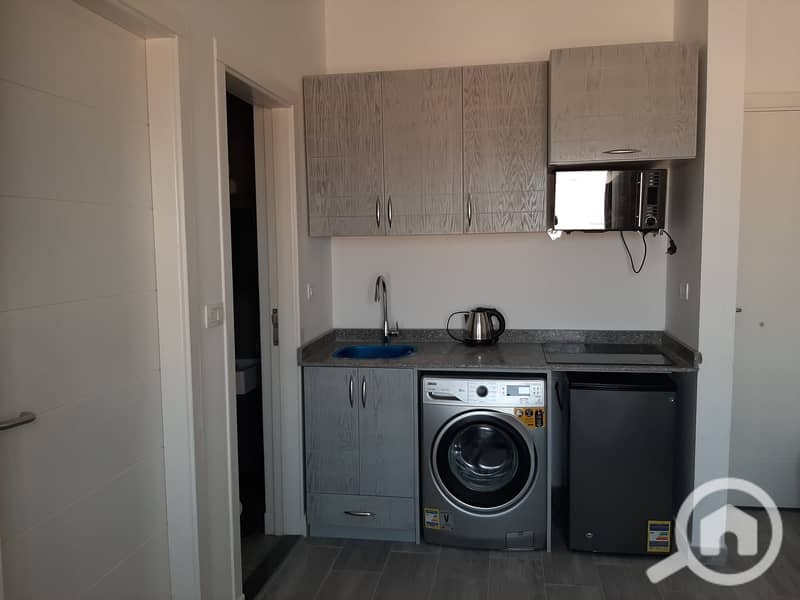 12 e4de50c1-4f83-424d-81f9-ed28c7e37fcb. jpg